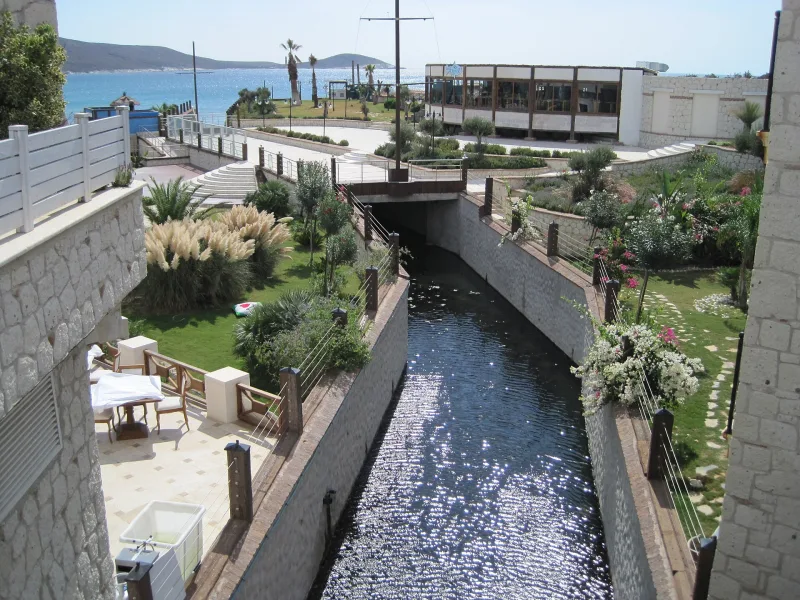 Alaçatı : les ruelles pavées et le vent de la côte égéenne